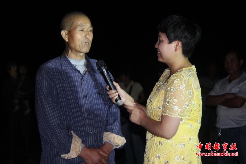 主持人与贫困户进行现场交流