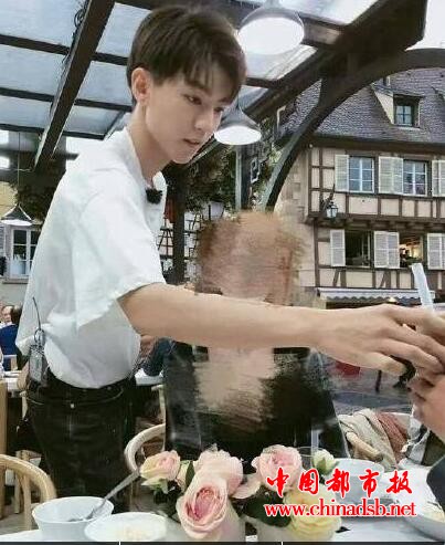 王俊凯落泪:《中餐厅2》杀青 王俊凯不忍别离潸然泪下